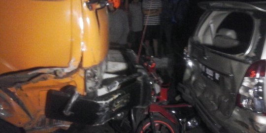 Tronton rem blong tabrak 12 motor & 2 mobil di Semarang, 1 orang tewas