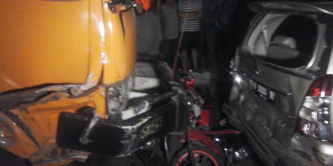 Tronton rem blong tabrak 12 motor 2 mobil di Semarang 1 