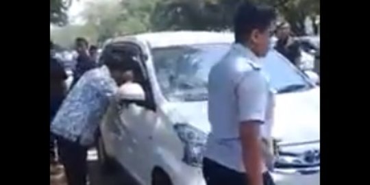 Kelakuan pemilik mobil ini bikin geregetan, seenaknya parkir di atas rel