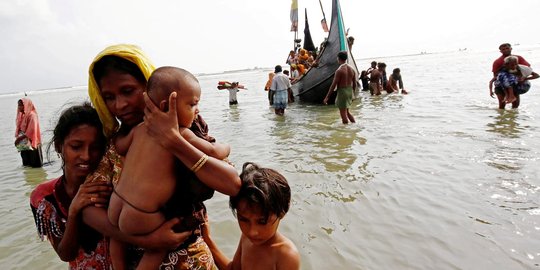 Melintasi laut Bangladesh dengan perahu kecil, 7 warga Rohingya tewas