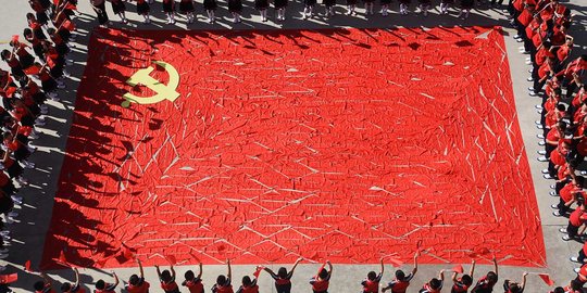 Kreativitas murid SD di China buat bendera komunis raksasa