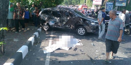 Bus peziarah rem blong tabrak Innova & dua motor, 2 orang tewas