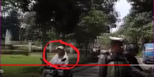 Hebat, ibu ini bisa lolos dari razia polisi padahal gak pakai helm