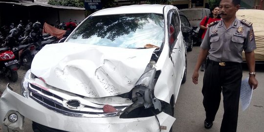 Ugal-ugalan di jalan raya, tiga remaja pemotor tewas ditabrak mobil