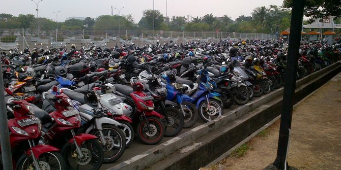 Bos BPTJ Tempat parkir khusus ojek online di Stasiun 