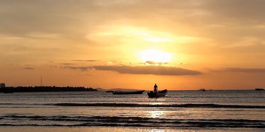 Menikmati matahari berwarna keemasan di Pantai Oesapa Kupang