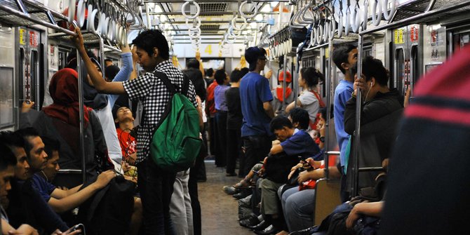 Ganasnya penumpang lihat KRL kosong, yang mau keluar 