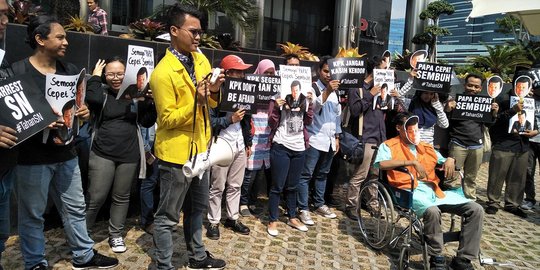 Sindir Novanto, massa aksi doakan papa cepat sembuh biar ditahan KPK