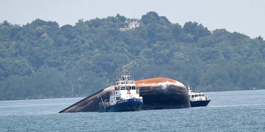 Kondisi kapal keruk Dominika karam usai tabrakan dengan tanker Indonesia