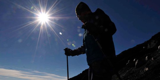 Seorang pendaki tewas tertimpa batu di puncak Semeru