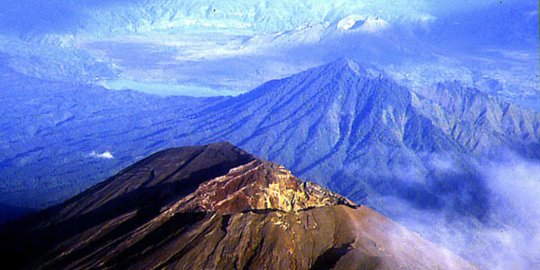 Gunung Agung di Bali dalam status waspada