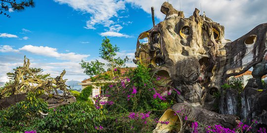 Melihat lebih dekat 'rumah gila' yang jadi atraksi wisata teraneh di Vietnam
