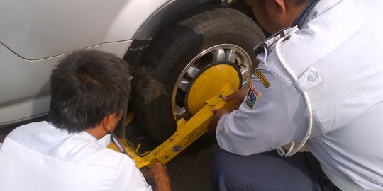 Parkir di bahu Jalan Margonda Depok, 4 mobil digembok Dishub