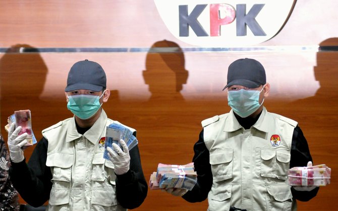 kpk tunjukkan barang bukti ott bupati batubara