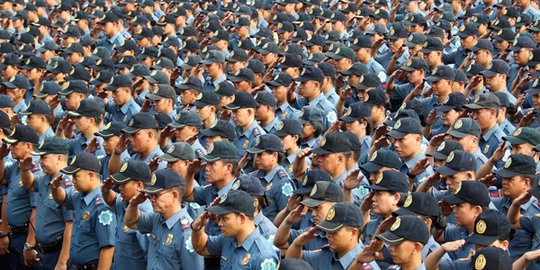 Diduga membunuh dan merampok, ribuan polisi Filipina dicopot