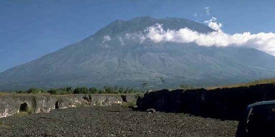 Gunung Agung keluarkan asap putih, warga diimbau tak panik namun waspada