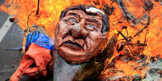 Tuntut usir pasukan AS, demonstran Manila bakar 