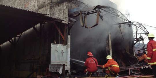 Korsleting listrik, rumah dan Avanza di Depok ludes terbakar