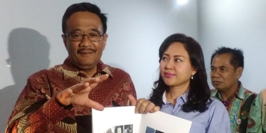 Kado Djarot jelang lengser buat Anies-Sandi