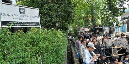 Massa anti-komunis geruduk kantor LBH Jakarta