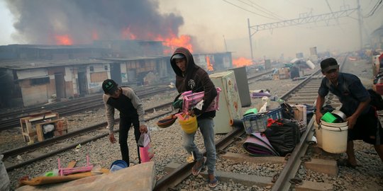Kebakaran hebat lalap permukiman pinggir rel di Kampung Bandan