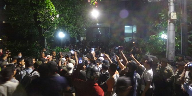 Desak pembubaran diskusi, massa kepung dan paksa masuk LBH Jakarta