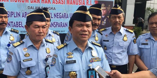 Senin pagi, Ronny Sompie tes urine pegawai imigrasi Bandara Soetta