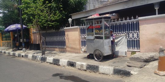 Menjemput rezeki di atas trotoar dari para pekerja kantoran