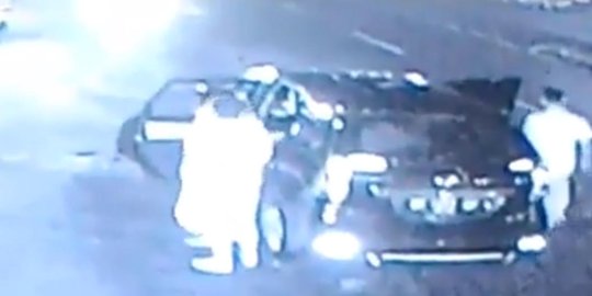CCTV ini rekam mobil buang perempuan gangguan jiwa di jalan, pelaku diburu