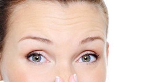 hidung dengan memencet atau mencubit ringan hidung