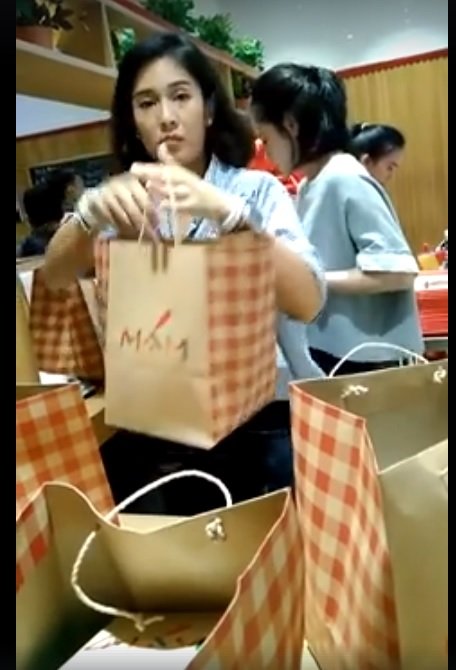 dian sastro jadi pelayan restoran