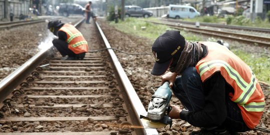 Akibat cuaca terik di Jakarta, rel kereta sampai bengkok