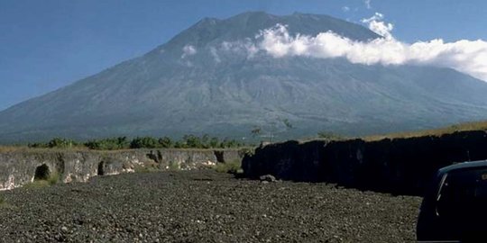 Aktivitas vulkanik meningkat, status Gunung Agung Bali siaga