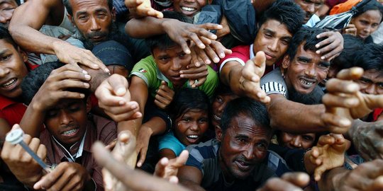 Ekspresi para pengungsi Rohingya di Bangladesh saat antre mendapatkan makanan