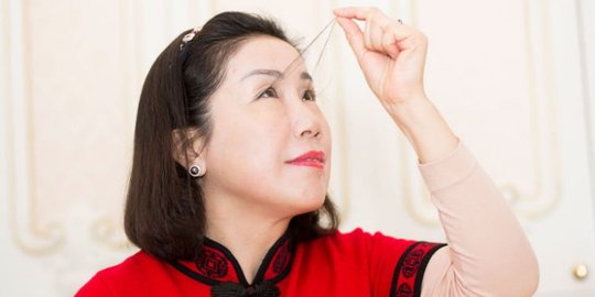 Miliki bulu mata sepanjang 12,4 cm, wanita ini pecahkan rekor Guinness