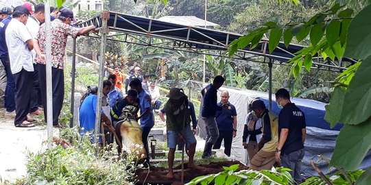 Keluarga saksikan makam Hilarius korban duel ala gladiator dibongkar