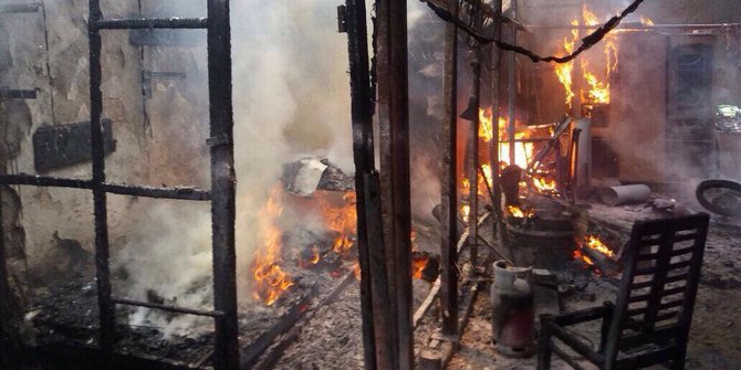 Korsleting, lapak penjualan hewan di Cimanggis Depok 