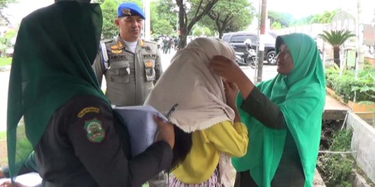 Kena razia, perempuan berpakaian ketat di Aceh diberi sarung