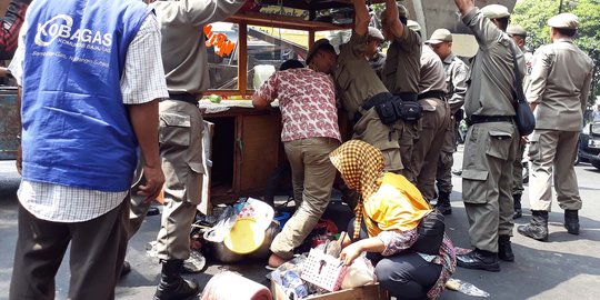 Gerobak diangkut Satpol PP, ibu ini teriak 'rakyat belum merdeka'