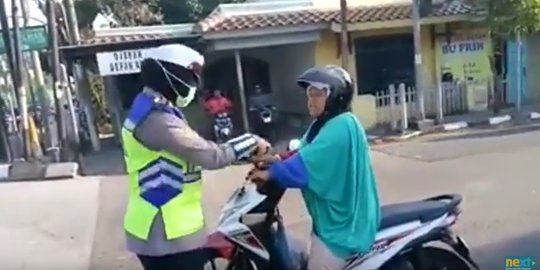 Ditegur langgar marka, ibu ini malah lebih galak dari Polwan