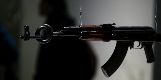 Warga Aceh serahkan AK-47 dan GLM kepada TNI