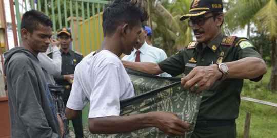 Kena razia syariat, pemotor bercelana pendek di Aceh dipakaikan sarung