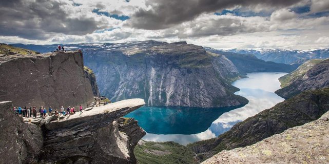 Trolltunga Lidah Monster Dengan Pemandangan Menakjubkan Di Norwegia Merdeka Com