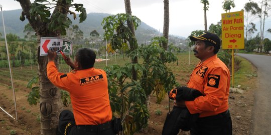 Kawah Sileri berstatus waspada, tim SAR pasang petunjuk evakuasi