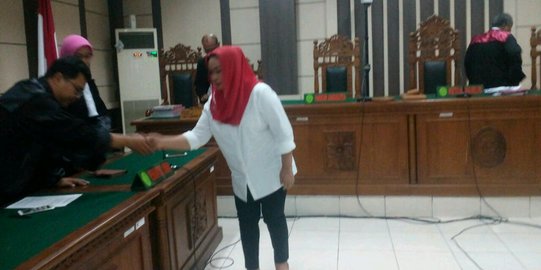 Berkerudung merah, Bupati Klaten non aktif tertunduk lesu divonis 11 tahun bui