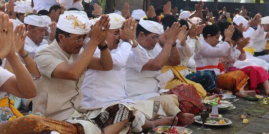 Untuk Gunung Agung, masyarakat Bali gelar persembahyangan peneduh