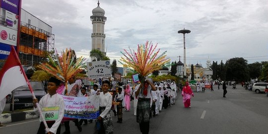 Ribuan siswa meriahkan karnaval 1 Muharram di Banda Aceh 