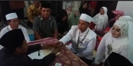 Sukses ijab kabul pengantin pria selebrasi bak nonton 