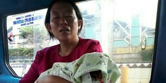 Viral, kisah ibu menangis sambil gendong jasad bayinya pakai angkot