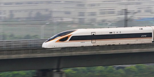 Ini kereta peluru China yang melaju 400 km/jam, tercepat di dunia